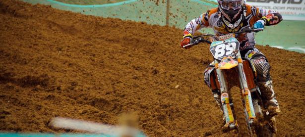 足球赛场焦点！德国队对阵俄罗斯队，冠军之争悬念重重，胜负难料