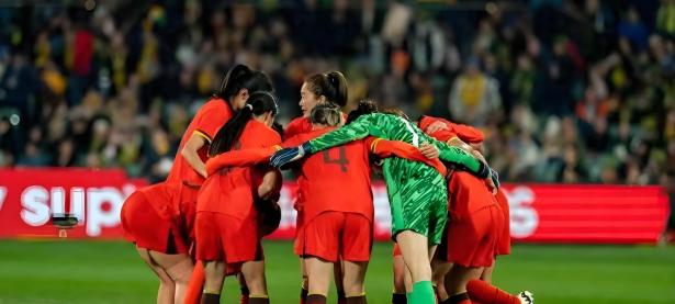 包含女足比赛赛场上演精彩对攻，观众情绪高涨的词条