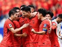 关于足球明星加盟中国足球俱乐部，球迷期待新赛季表现的信息